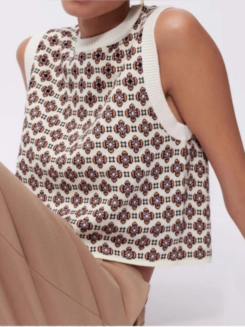 Maje 
Contrasting jacquard sleeveless jumper